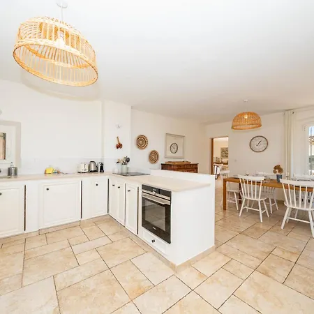Вилла 4-bedroom With Swimming Pool Garden And Sea Views *