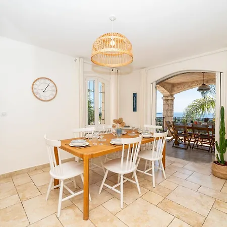 4-bedroom With Swimming Pool Garden And Sea Views Вилла