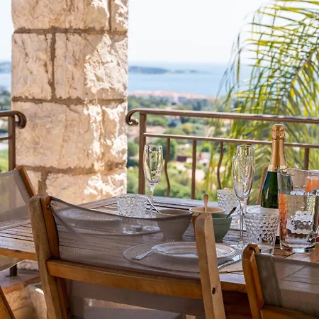 4-bedroom With Swimming Pool Garden And Sea Views Villa Antibes